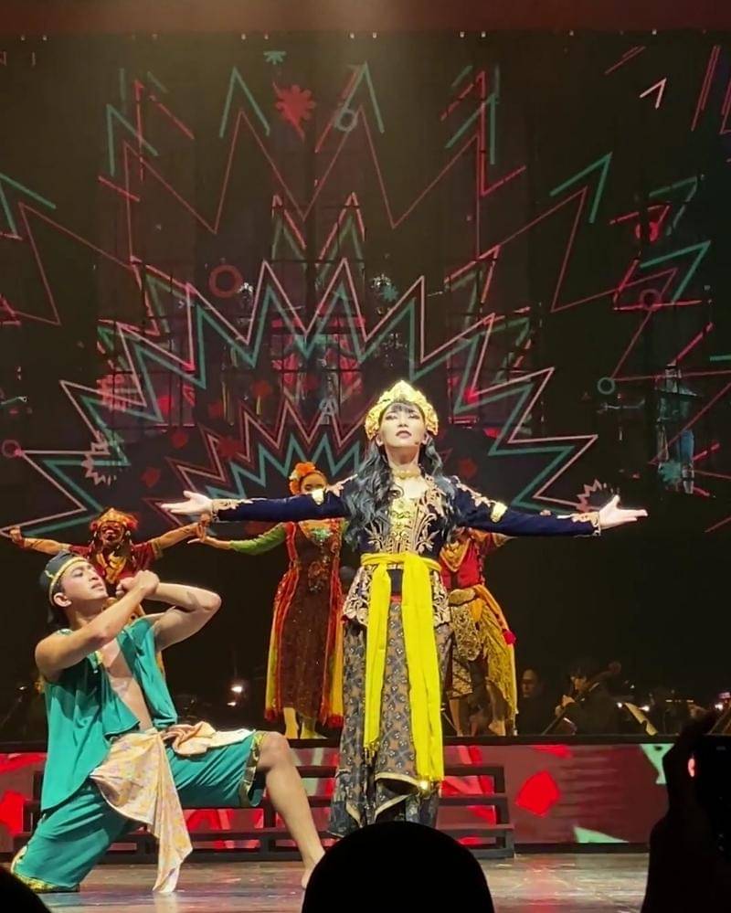 Potret Isyana Sarasvati jadi Putri Papua saat Pagelaran Sabang Merauke berlangsung pada Jumat (16/8/2024), di JIExpo Theater Jakarta, Jakarta Utara. - Popmama.com/Salsyabila Sukmaningrum